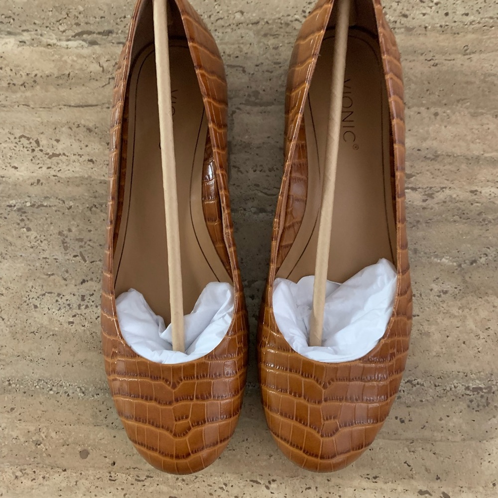 Vionic Hannah Croc ballet flats in brown, size 7M women.